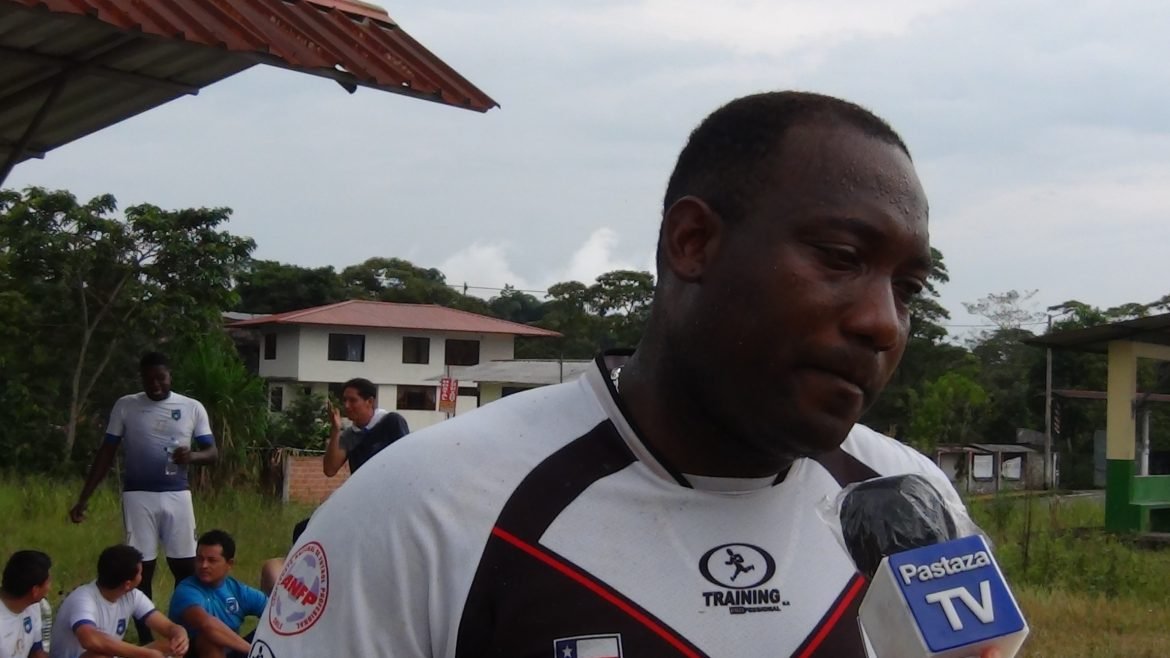 Nota2 foto 1 Profesor Fabían Ayovi director técnico de Cumandá Agua Lluvia.